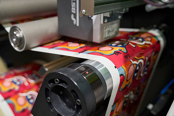 Surface finishing in sheetfed printing: KURZ DM-UNILINER