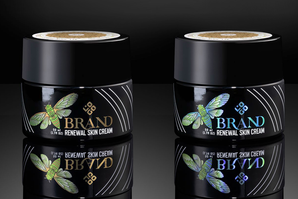 [Translate to Dutch:] Cosmetic jars with gold-plated paper labels & plastic labels